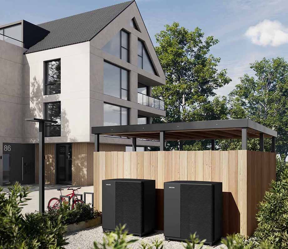 Dve zunanji enoti toplotne črpalke Stiebel Eltron HPA-O Plus ob večjem stanovanjskem objektu