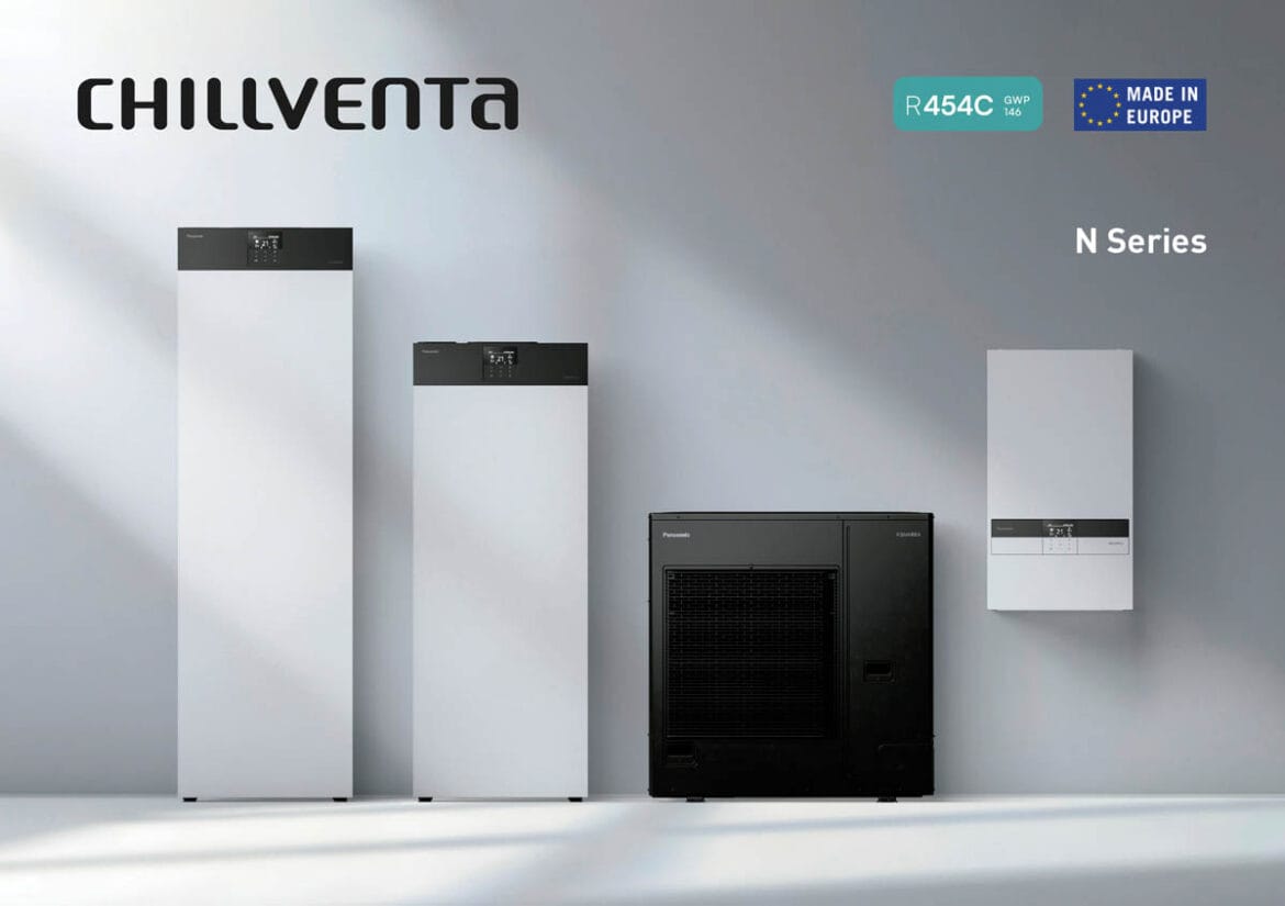 Zunanja enota Panasonic Aquarea N s hladivom R454C ob dveh enotah All in One in stenski notranji enoti.