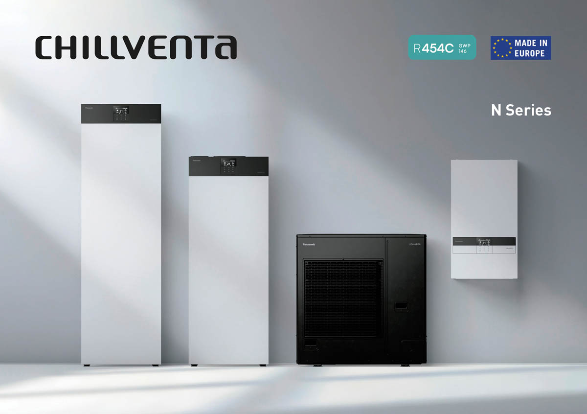 Zunanja enota Panasonic Aquarea N s hladivom R454C ob dveh enotah All in One in stenski notranji enoti.