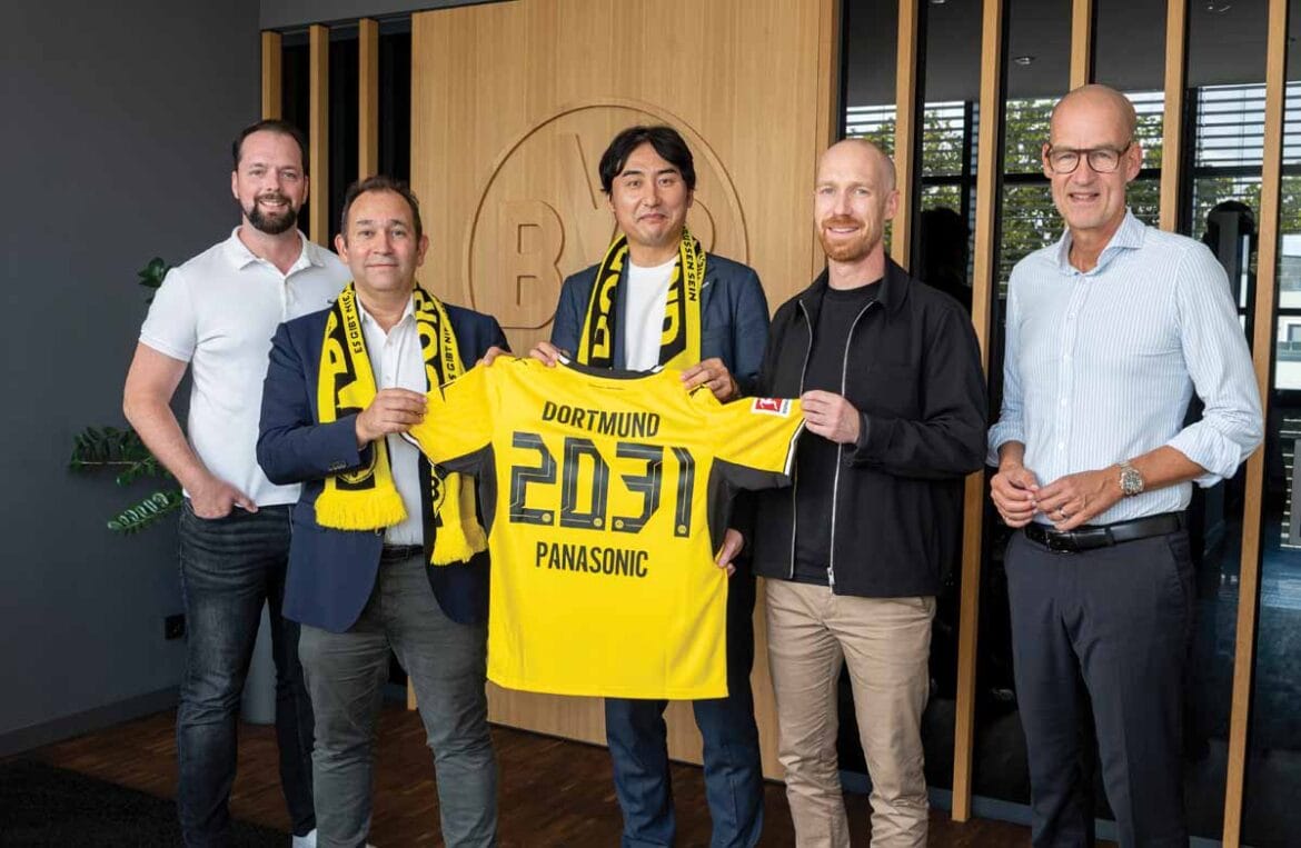 Predstavniki Panasonica in Borussie Dortmund ob sklenitvi petletnega partnerstva