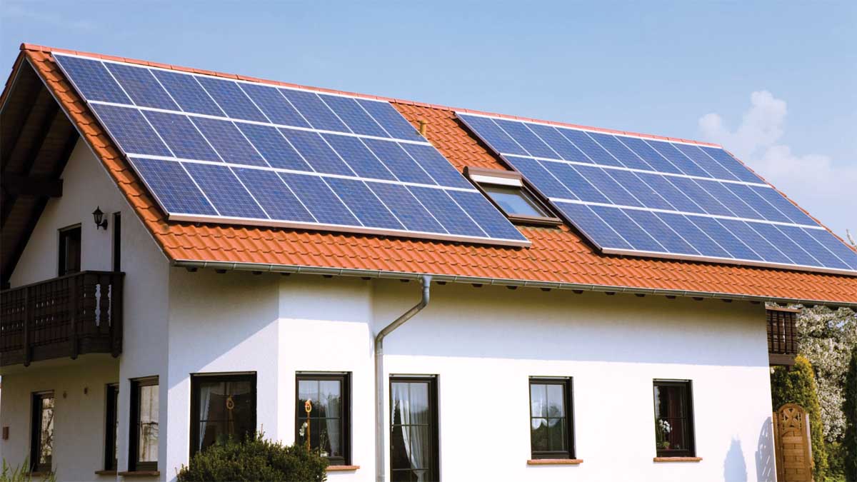 Sončna elektrarna na opečnati strehi stanovanjske hiše